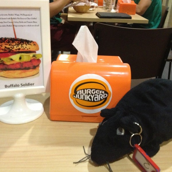 Foto scattata a Burger Junkyard da Eugene O. il 1/19/2013