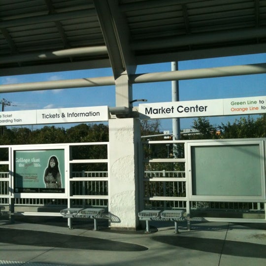 Foto tirada no(a) Market Center Station (DART Rail) por Marie-Térese C. em 10/21/2012