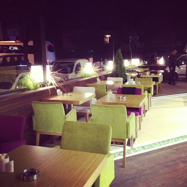 Foto scattata a MoD Cafe&amp;Restaurant da Elif il 10/19/2012