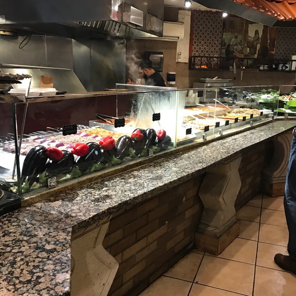 1/15/2017 tarihinde Pitts P.ziyaretçi tarafından Aladdin Mediterranean Cuisine'de çekilen fotoğraf
