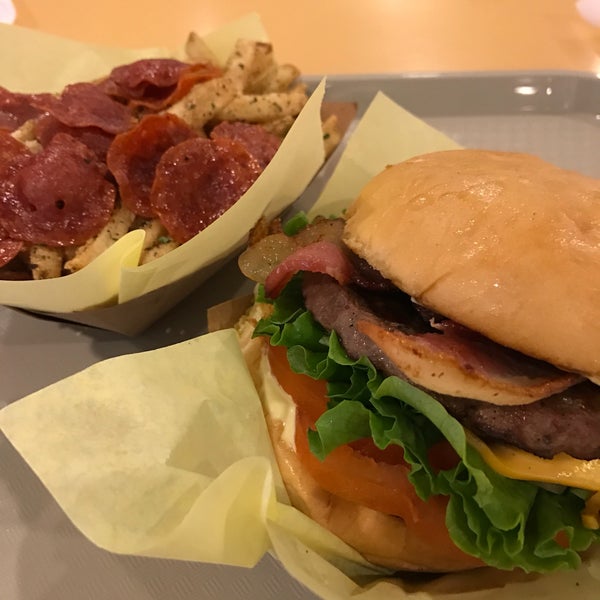รูปภาพถ่ายที่ Mahaloha Burger โดย Pitts P. เมื่อ 1/21/2017