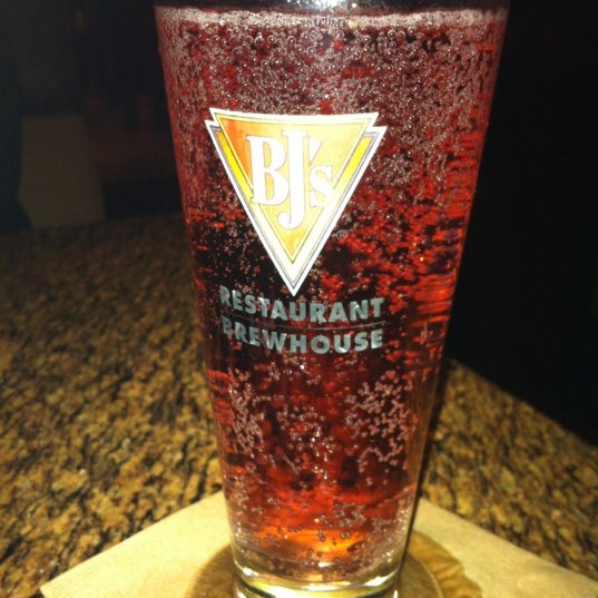 Photo taken at BJ&#39;s Restaurant &amp; Brewhouse by Katy on 11/20/2012