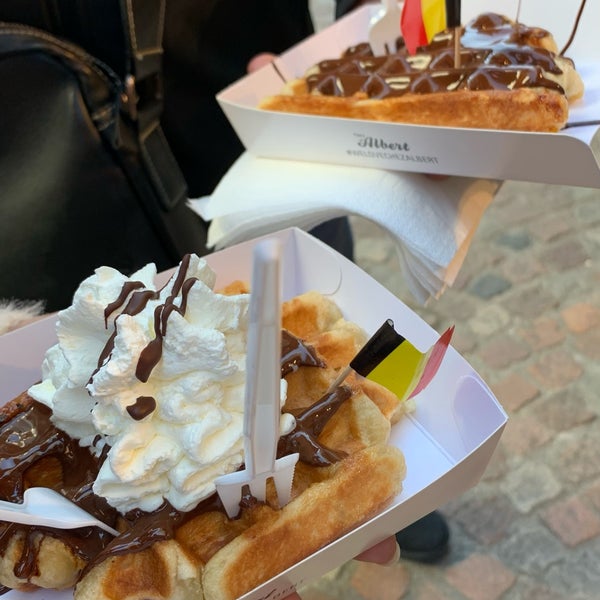 They serve very tasty waffles (gauffre de Liège) and you have the opportunity to add lots of tasty ingredients. They also serve coffee and mon alcoholic beverages. The staff can be a bit mean.