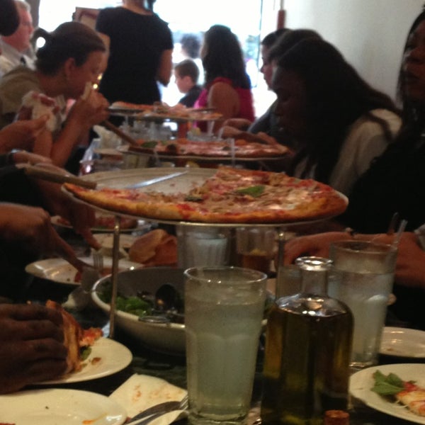 Foto tomada en Patsy&#39;s Pizzeria  por Janey C. el 8/7/2013