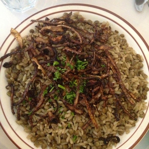 รูปภาพถ่ายที่ Al Natour Middle Eastern Restaurant โดย Fernanda C. เมื่อ 3/28/2013