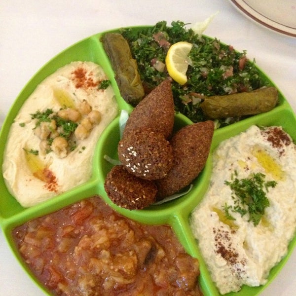Снимок сделан в Al Natour Middle Eastern Restaurant пользователем Fernanda C. 3/28/2013