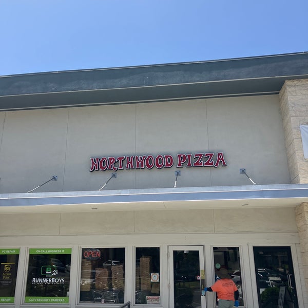 Foto diambil di Northwood Pizza oleh Travis J. pada 5/25/2022