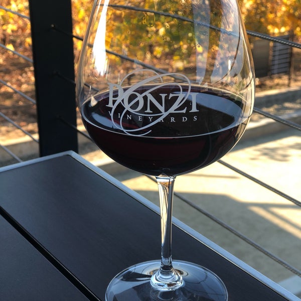 Foto tirada no(a) Ponzi Vineyards por Natalie H. em 10/21/2018