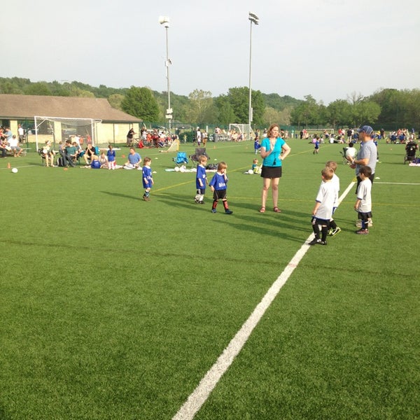 รูปภาพถ่ายที่ Sporting Club Training Center โดย Jason H. เมื่อ 5/18/2013