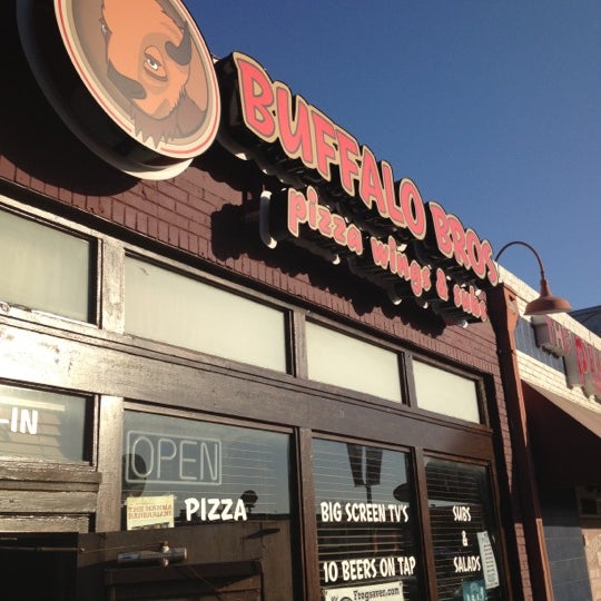 Foto diambil di Buffalo Bros Pizza Wings &amp; Subs oleh Jason H. pada 11/9/2012