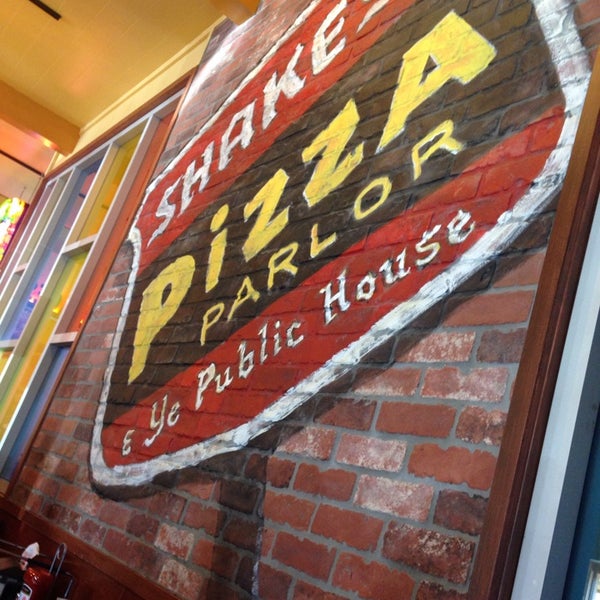 Снимок сделан в Shakey&#39;s Pizza Parlor пользователем Larry K. 3/27/2014