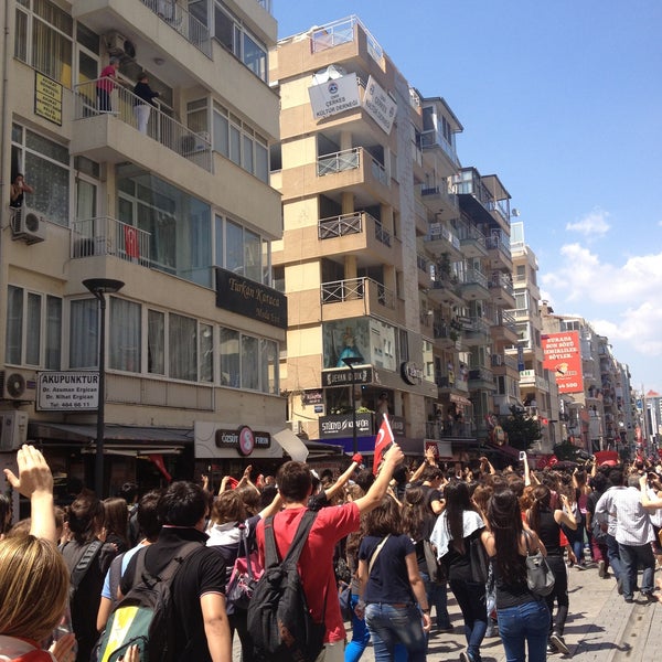 Foto tomada en Kıbrıs Şehitleri Caddesi  por Göksenin G. el 6/3/2013