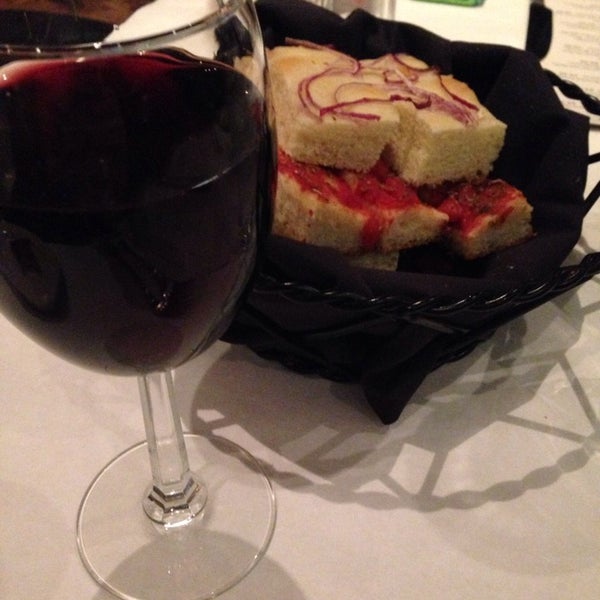 10/3/2014 tarihinde Matthew F.ziyaretçi tarafından Carlucci Restaurant &amp; Bar'de çekilen fotoğraf