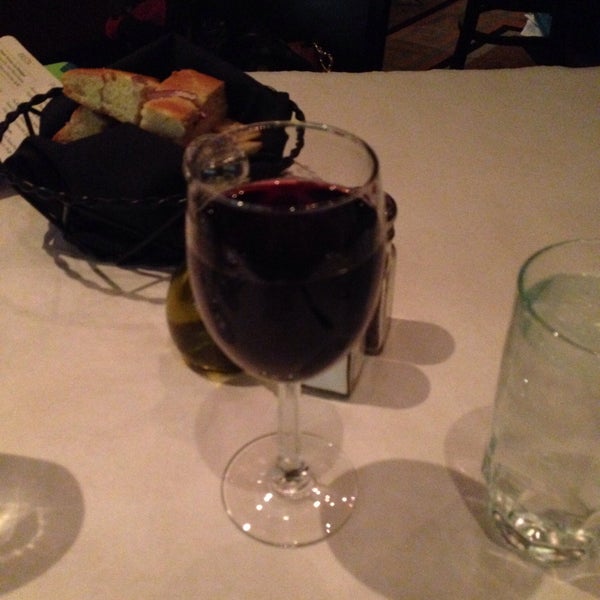 Foto diambil di Carlucci Restaurant &amp; Bar oleh Matthew F. pada 1/3/2015