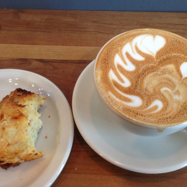 Essayez le scone tomates et fêta, avec un latté pour 8.25$.