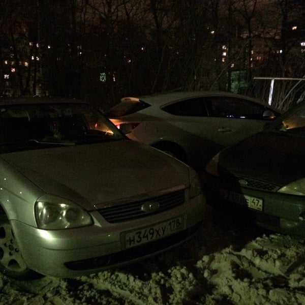 Мы купили жигули на стоянку возле дома. Стоянка жигулей. Ваз 2107 на заправке. Жигули рядом с гаражем. Озеленение возле парковки.