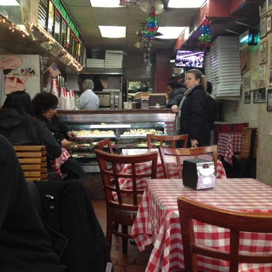 12/9/2012 tarihinde Miyaziyaretçi tarafından John &amp; Joe&#39;s Pizzeria'de çekilen fotoğraf