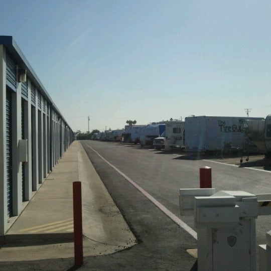 Foto diambil di Cherry &amp; Carson RV Storage oleh Rafael U. pada 9/24/2012