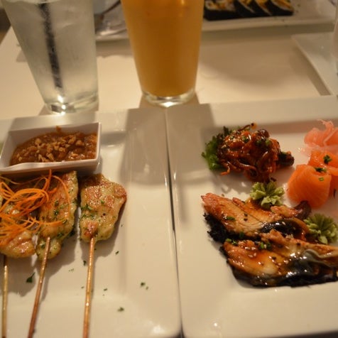 Снимок сделан в Yumm Thai : Sushi and Beyond пользователем Tram N. 11/12/2012