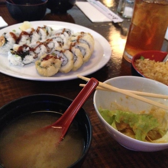 Das Foto wurde bei Sushi Shack Japanese Sushi Restaurant von Alexa am 10/16/2012 aufgenommen
