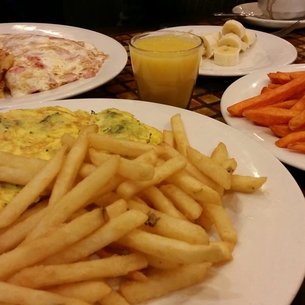 Foto tomada en Good Eats Diner  por Rhea P. el 12/26/2014