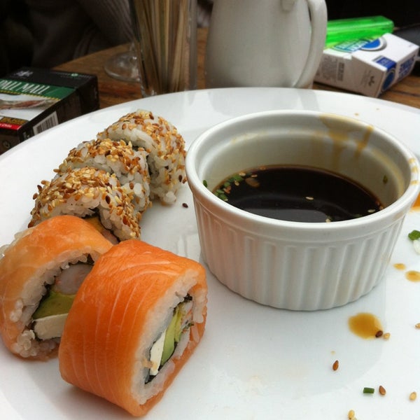 Foto tomada en Nikko Seafood and Sushi  por Katherine F. el 11/9/2013