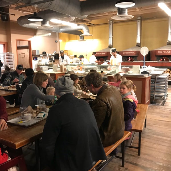 1/14/2018 tarihinde Chris P.ziyaretçi tarafından DeSano Pizza Bakery'de çekilen fotoğraf