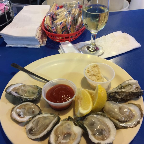 Foto diambil di Pacific Star Restaurant &amp; Oyster Bar - Round Rock oleh E. W. pada 1/25/2017