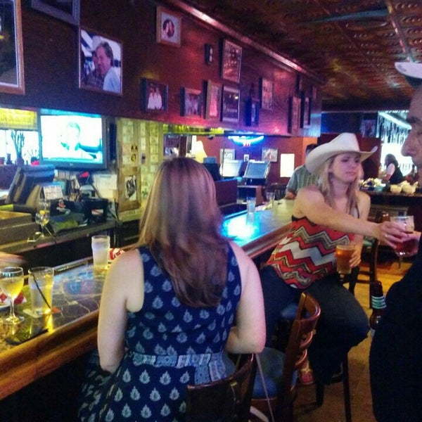 รูปภาพถ่ายที่ The Rodeo Bar and Grill โดย Shel เมื่อ 4/23/2015