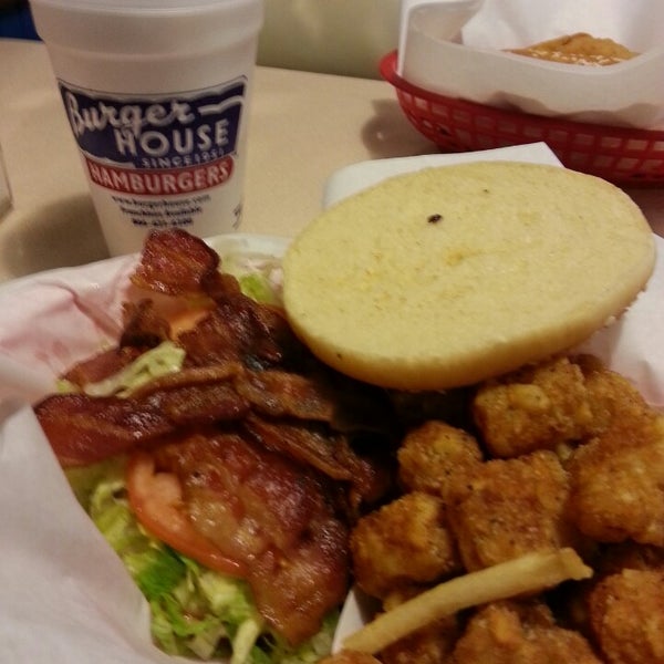 Das Foto wurde bei Burger House von Shantalle C. am 10/12/2013 aufgenommen