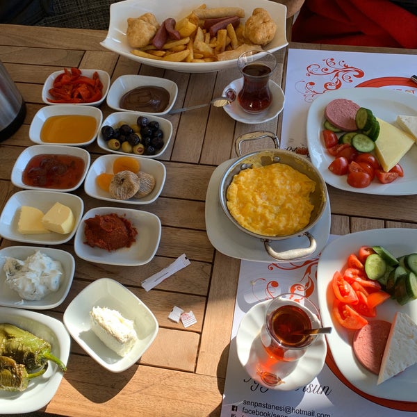 Das Foto wurde bei Şen Pastaneleri Cafe &amp; Bistro von Serkan am 2/18/2020 aufgenommen