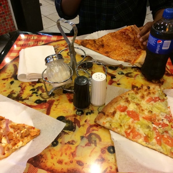4/6/2014 tarihinde Kyle H.ziyaretçi tarafından Pizza Girls WPB'de çekilen fotoğraf