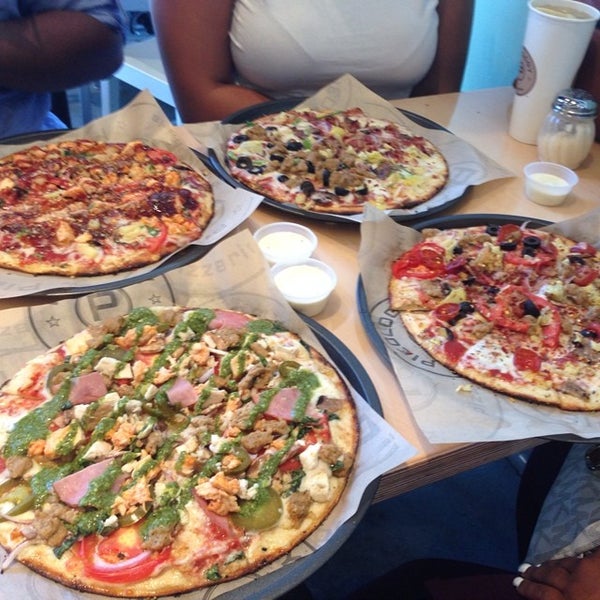 7/13/2014 tarihinde Rick D.ziyaretçi tarafından Pieology Pizzeria'de çekilen fotoğraf