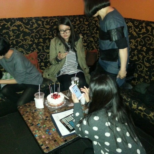 12/8/2012 tarihinde Lindsey K.ziyaretçi tarafından Karaoke Wow!'de çekilen fotoğraf