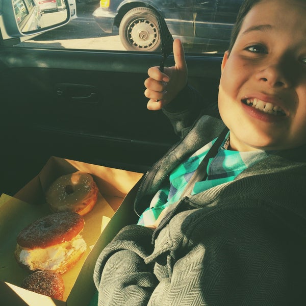 รูปภาพถ่ายที่ Crafted Donuts โดย Alison เมื่อ 1/18/2015
