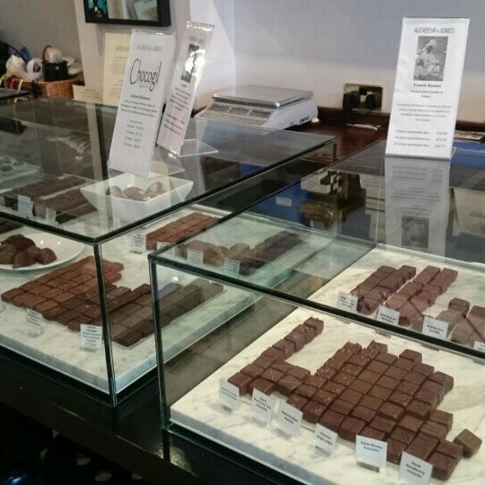 6/13/2015에 gloria h.님이 Alexeeva &amp; Jones Chocolate Boutique에서 찍은 사진