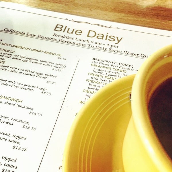 รูปภาพถ่ายที่ Blue Daisy Cafe โดย Matt L. เมื่อ 6/16/2015