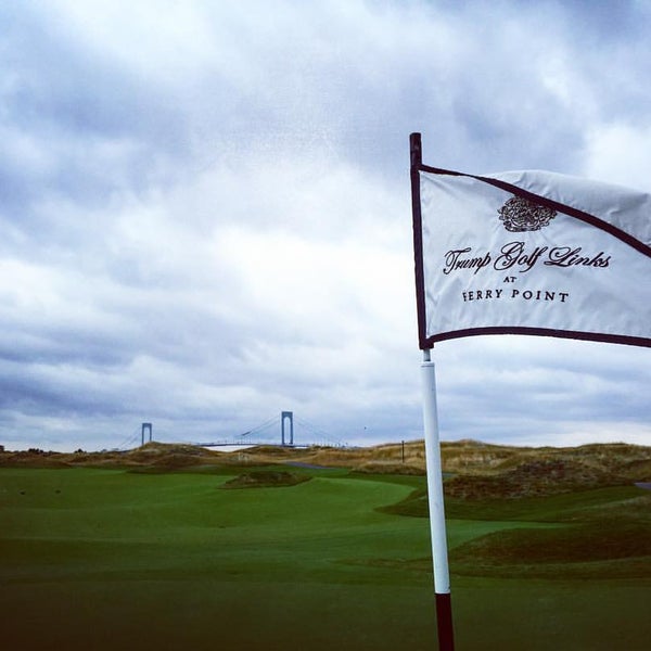 8/10/2016 tarihinde Matt L.ziyaretçi tarafından Trump Golf Links at Ferry Point'de çekilen fotoğraf
