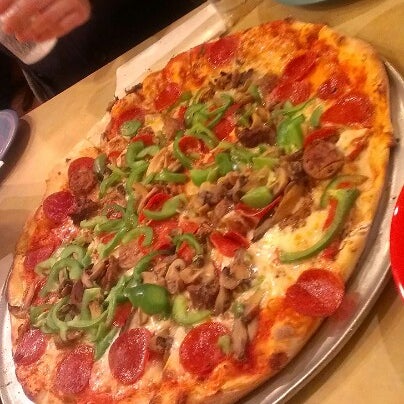 Снимок сделан в Mimi&#39;s Pizza Kitchen пользователем Gizelle A. 12/31/2012