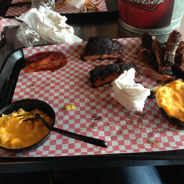 รูปภาพถ่ายที่ Rack Shack BBQ โดย Andrew K. เมื่อ 5/27/2013