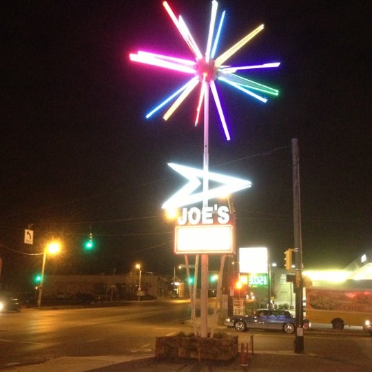 Foto tomada en Joe&#39;s Wine and Liquor  por Bradley el 11/20/2012