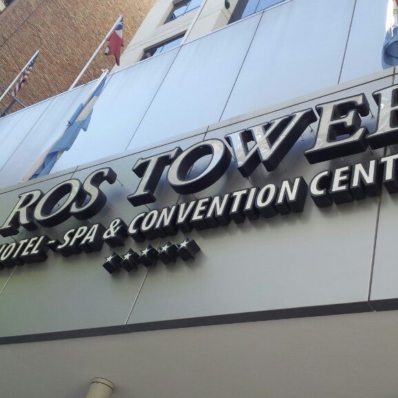 Снимок сделан в Ros Tower - Hotel, Spa &amp; Convention Center пользователем Oscar G. 3/5/2013