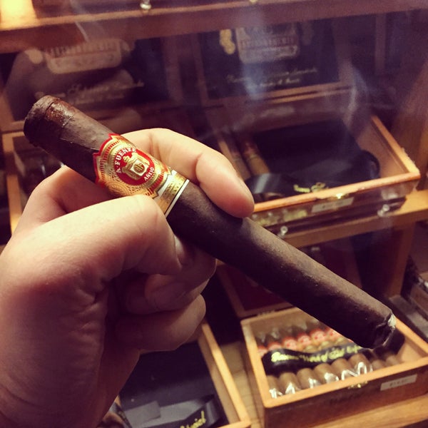 Foto diambil di Casa Hispaniola Cigars | Cigars Shop | Englewood Cigars | Cigar Lounge oleh Gregory D. pada 1/31/2015