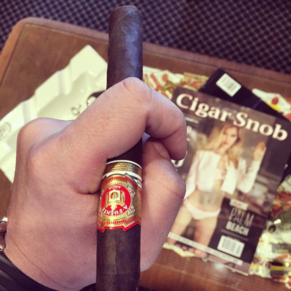 3/27/2015에 Gregory D.님이 Casa Hispaniola Cigars | Cigars Shop | Englewood Cigars | Cigar Lounge에서 찍은 사진