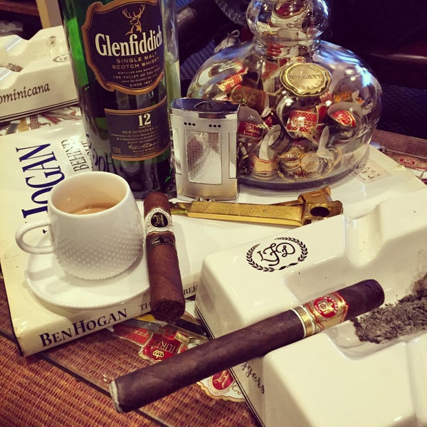3/7/2015에 Gregory D.님이 Casa Hispaniola Cigars | Cigars Shop | Englewood Cigars | Cigar Lounge에서 찍은 사진
