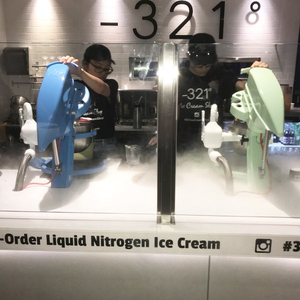 Das Foto wurde bei -321° Ice Cream Shop von Gregory D. am 7/19/2017 aufgenommen