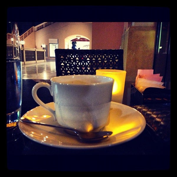 Photo prise au Emporio Armani Café- The Pearl Qatar par Fahad J. le11/1/2012