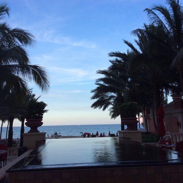 Photo prise au Acqualina Resort &amp; Spa On The Beach par ᴡ A. le7/12/2015