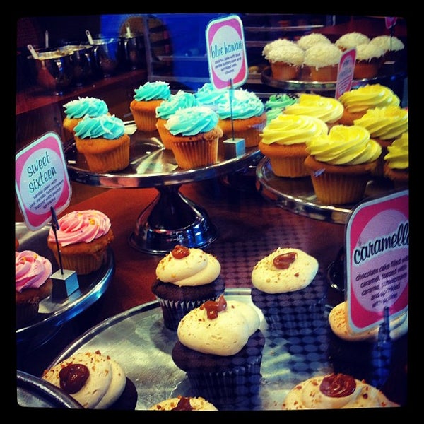 Photo taken at Cupcakes on Denman by Hjalmar on 9/30/2012