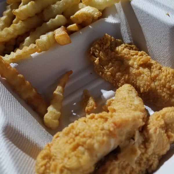 Photo taken at Raising Cane&#39;s Chicken Fingers by Movie L. on 8/14/2018